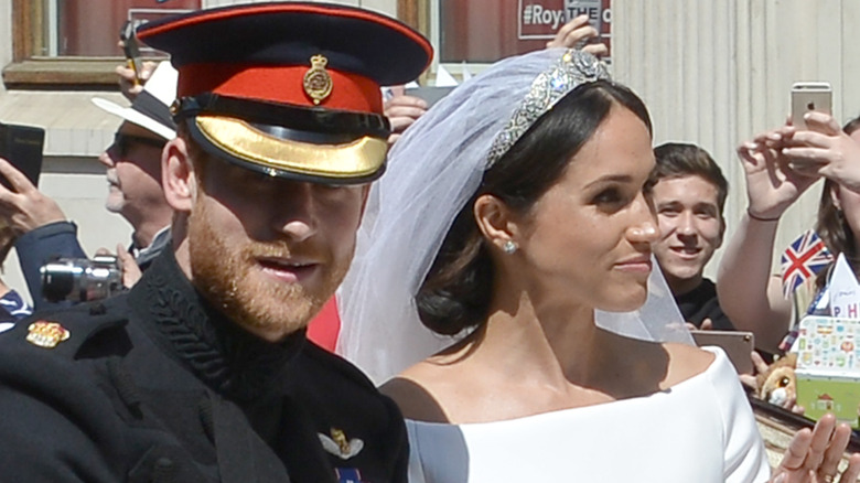 El príncipe Harry y Meghan Markle en carruaje nupcial