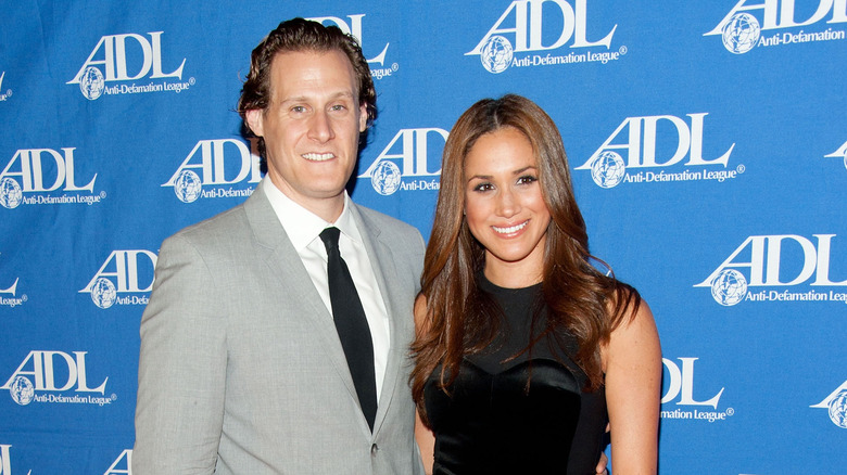 Meghan Markle, Trevor Engelson posando