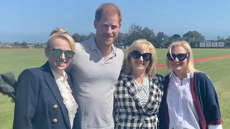 El príncipe Harry posa con Rebel Wilson, su madre y Ramona Agruma