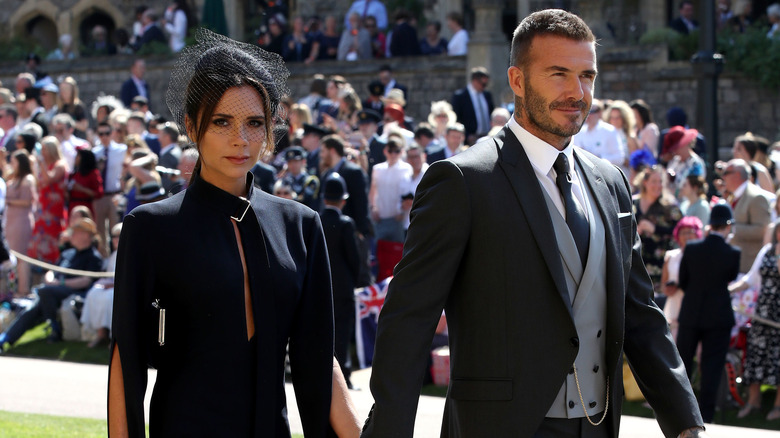 Victoria y David Beckham caminando