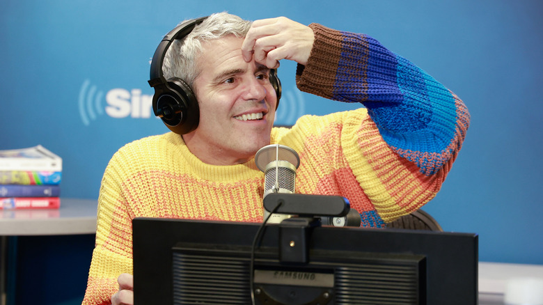 Andy Cohen tocándose la frente