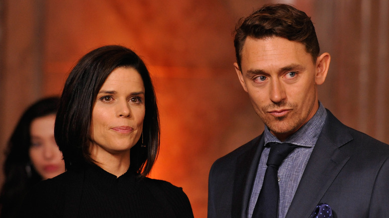 Neve Campbell, JJ Feild posando