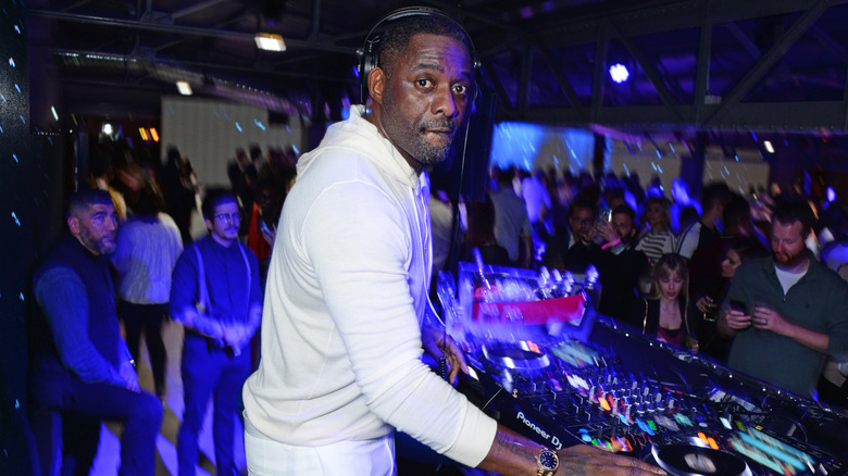 Idris Elba en la cabina de DJ