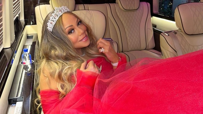 Mariah Carey con tiara, posando