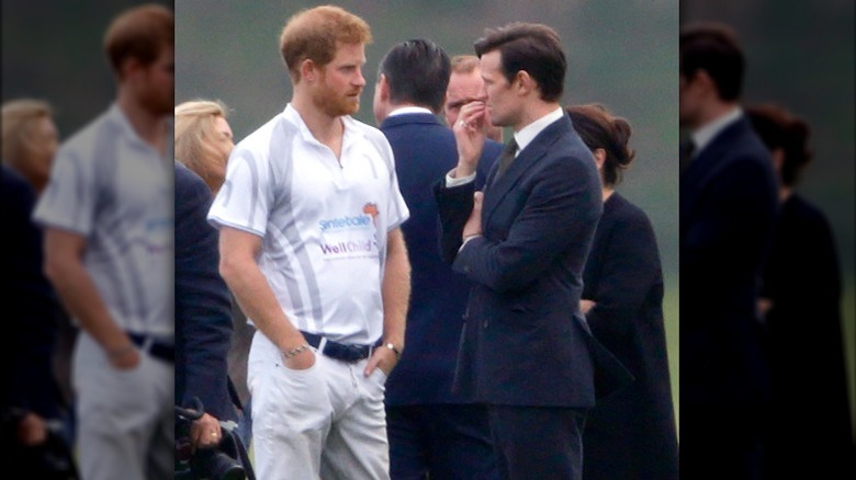 El príncipe Harry hablando con Matt Smith