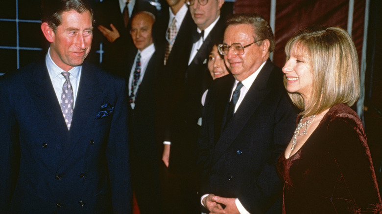 Barbra Streisand y el rey Carlos sonriendo 