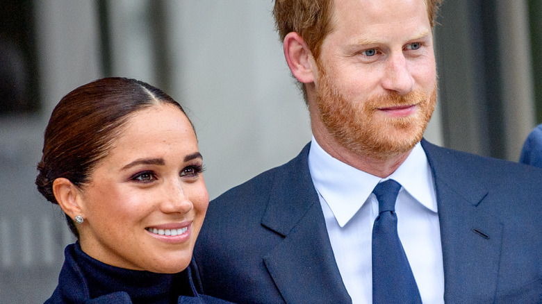 El príncipe Harry y Meghan Markle posan en un evento 