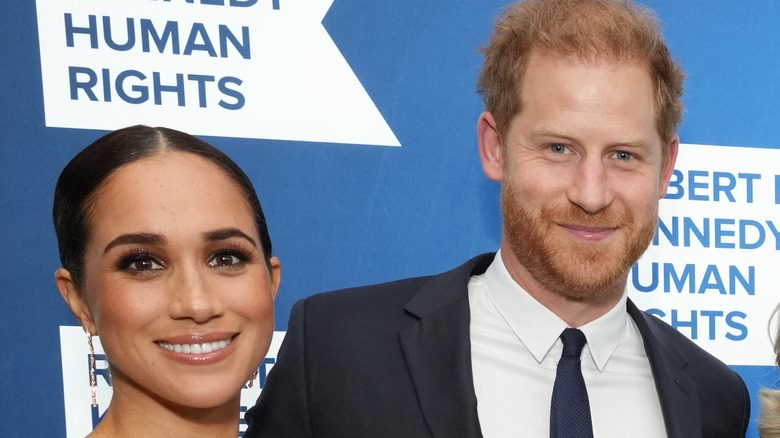 Meghan Markle y el príncipe Harry sonriendo