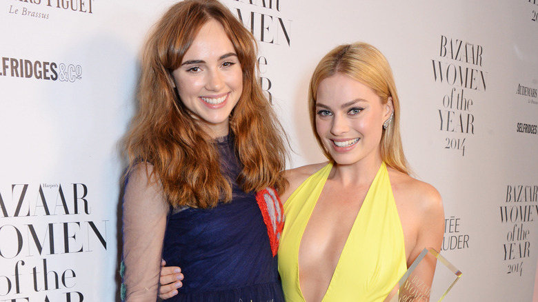 Suki Waterhouse posando con Margot Robbie