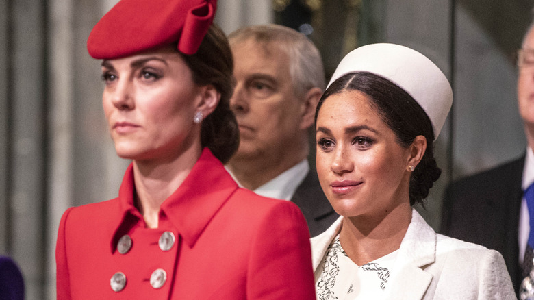 Kate Middleton y Meghan Markle frunciendo el ceño 