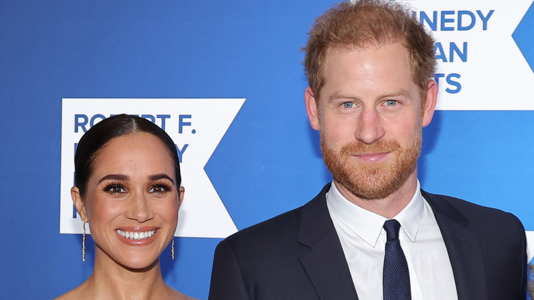 Meghan Markle, el príncipe Harry sonriendo