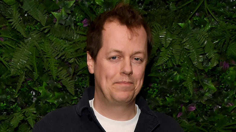 Tom Parker Bowles cabello castaño corto de pie junto a las plantas