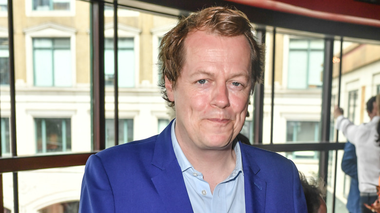 Tom Parker Bowles sonriendo 