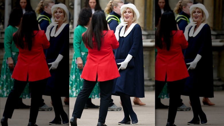 Joanna Lumley vestido azul marino y sombrero blanco