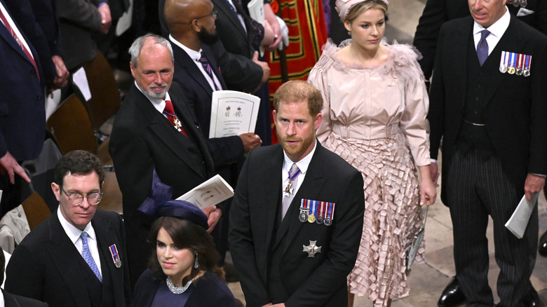 Príncipe Harry en multitud de coronación