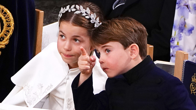 El príncipe Louis señala junto a la princesa Charlotte