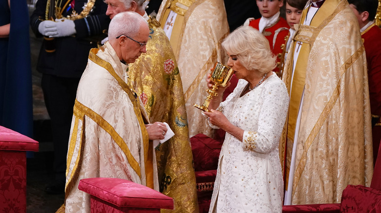 La reina Camilla bebiendo de una taza