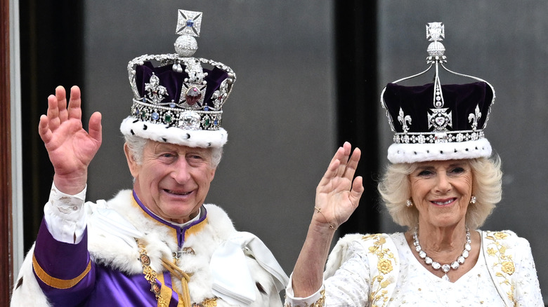 El rey Carlos y la reina Camila saludando