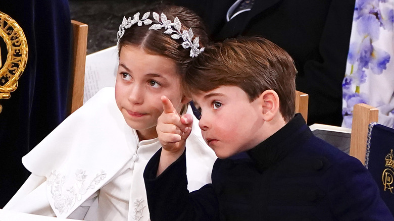 La princesa Charlotte con el príncipe Louis señalando