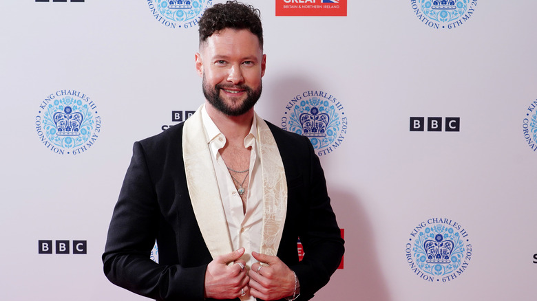 Calum Scott posando