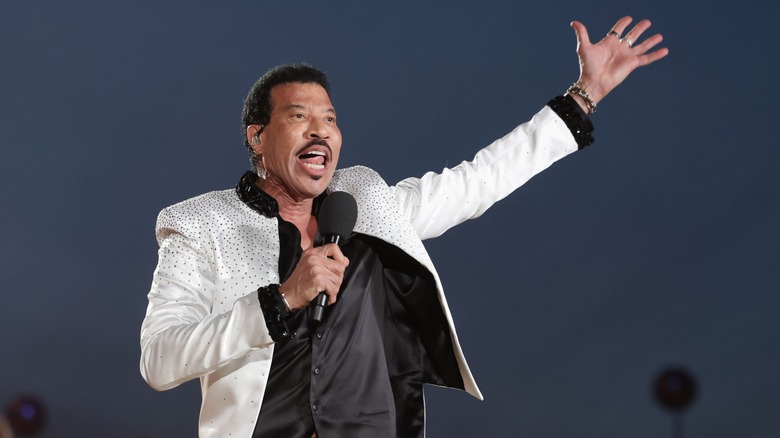 Lionel Richie en el escenario cantando