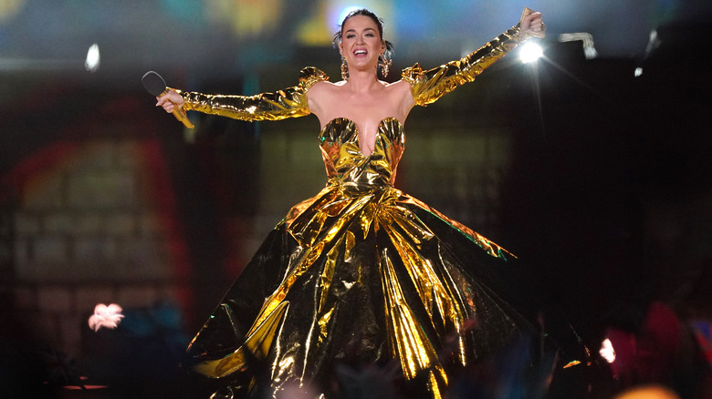 Katy Perry actuando en el escenario