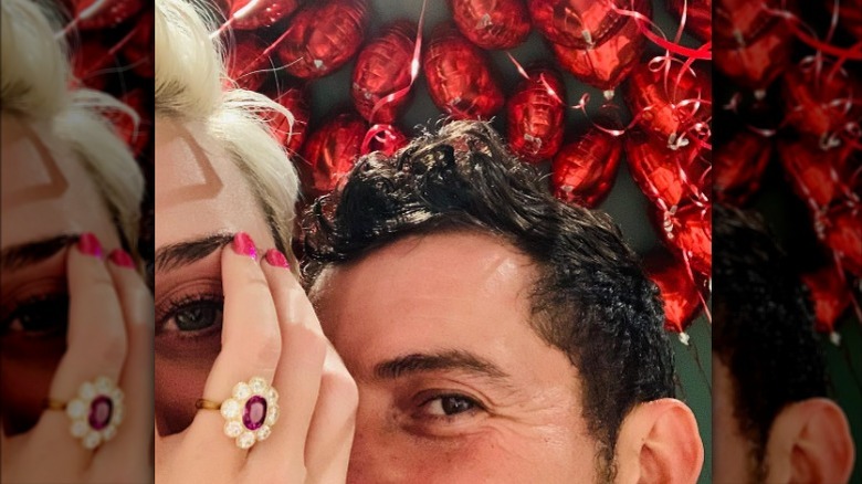 Katy Perry con anillo de compromiso