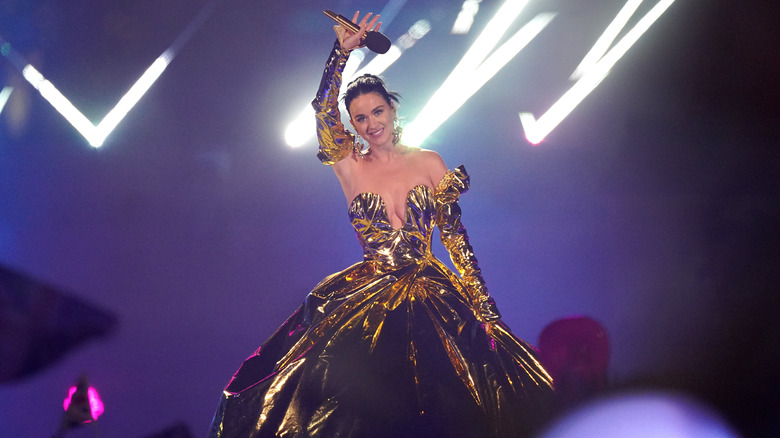 Katy Perry saludando con micrófono