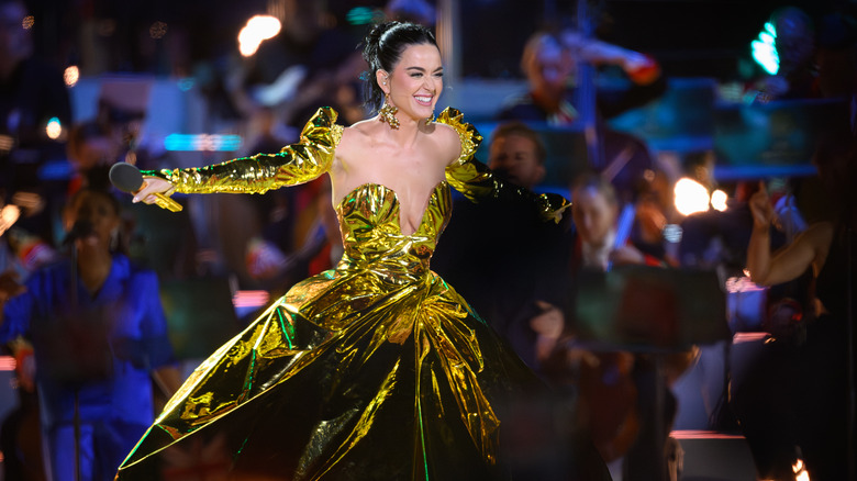 Vestido dorado de coronación de Katy Perry