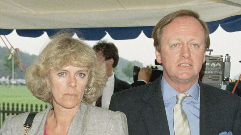 Camilla Parker Bowles junto a Andrew Parker Bowles.