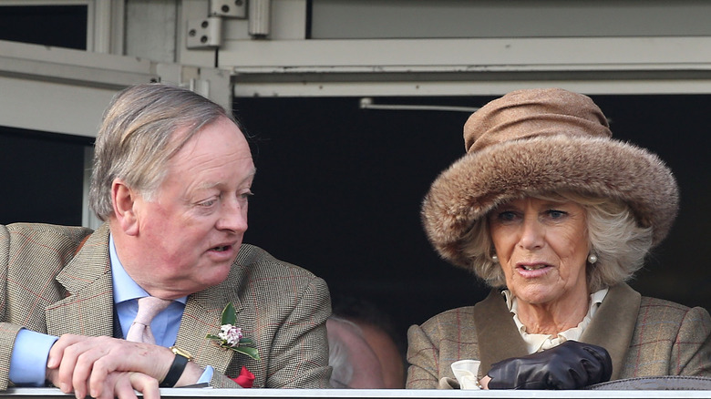 Andrew Parker Bowles hablando con Camilla Parker Bowles.