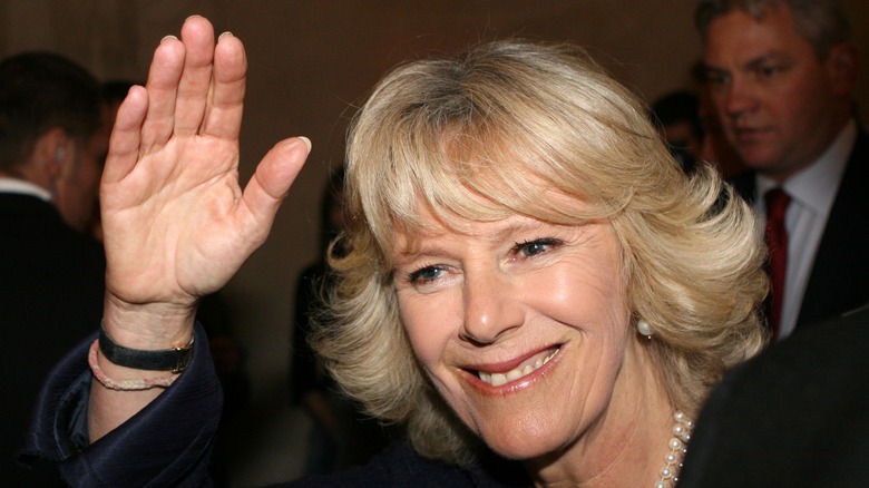 Camilla Parker Bowles sonriendo y saludando.