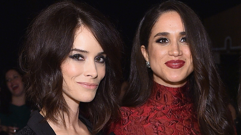 Abigail Spencer y Meghan Markle sonriendo