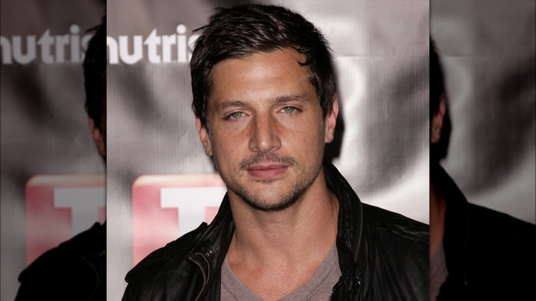 Simon Rex con una expresión seria