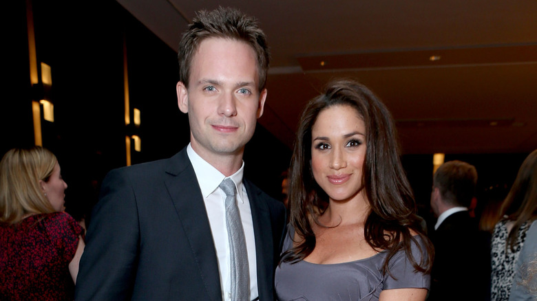 Patrick J. Adams y Meghan Markle posando