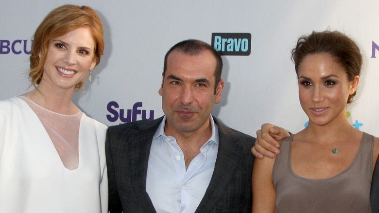 Sarah Rafferty, Rick Hoffman y Meghan Markle posando