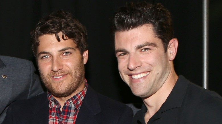 Adam Pally y Max Greenfield sonriendo