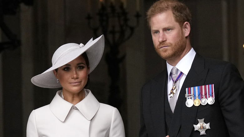 El príncipe Harry y Meghan Markle posando