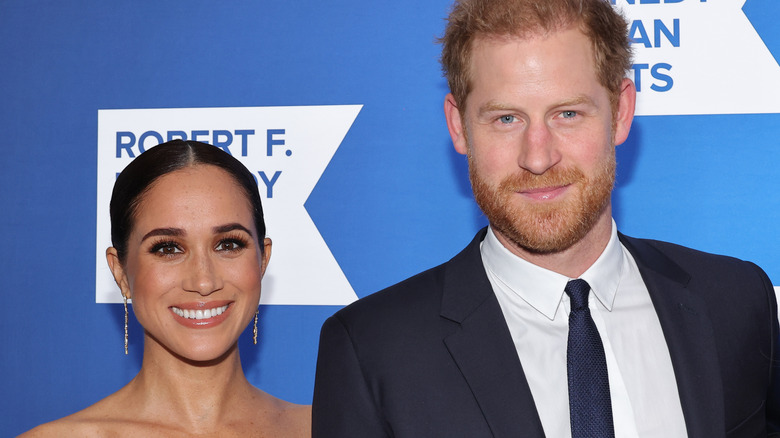 El príncipe Harry y Meghan Markle posando