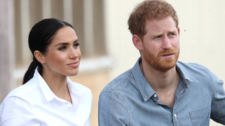 Meghan Markle y el príncipe Harry mirando