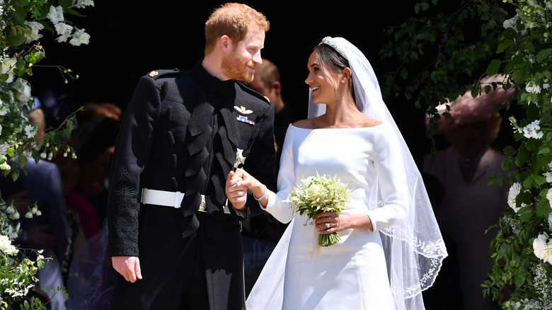 El príncipe Harry y Meghan Markle mirándose