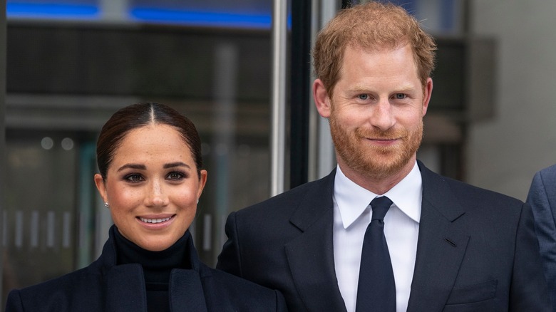 Meghan Markle y el príncipe Harry sonriendo