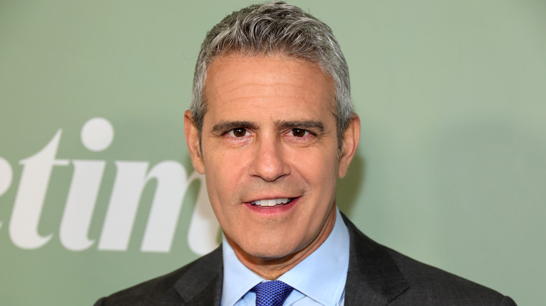 Andy Cohen posando