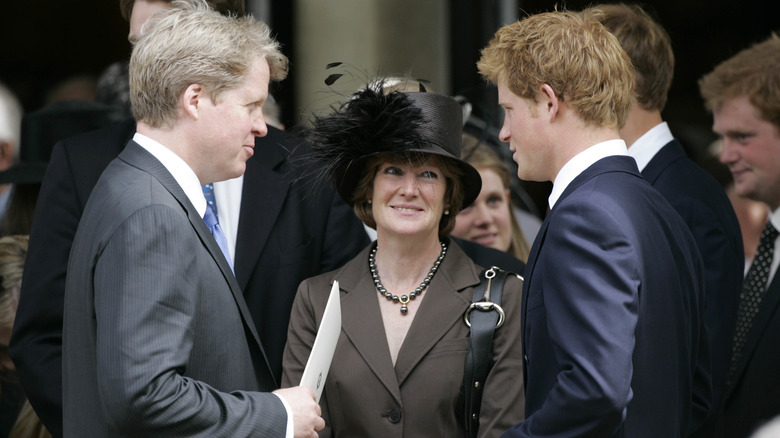 Sarah Spencer hablando con Earl Spencer y el príncipe Harry