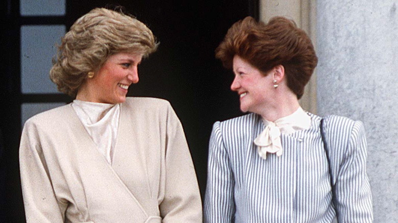 La princesa Diana y Sarah Spencer sonriendo