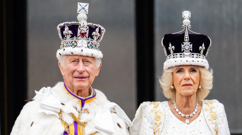 La reina Camila y el rey Carlos III con coronas