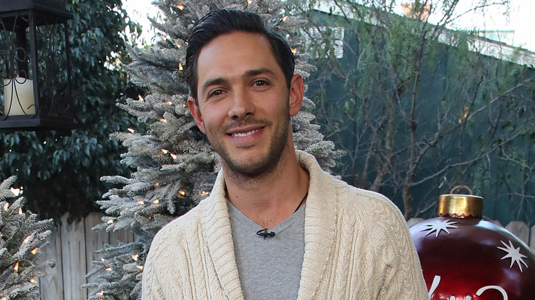 Michael Rady posando con árboles de Navidad