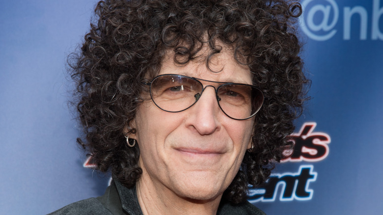 Howard Stern ligeramente sonriente