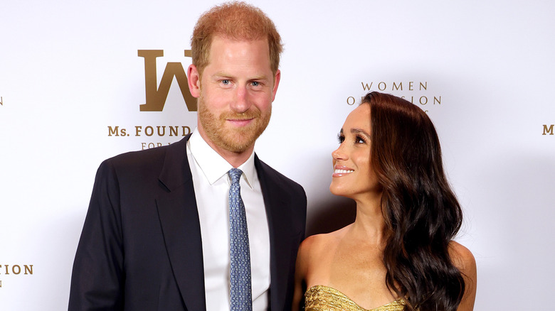 Meghan Markle y el príncipe Harry sonriendo