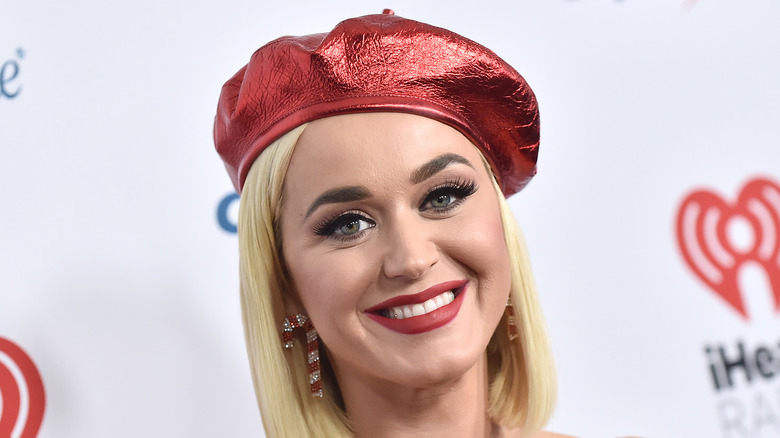 Katy Perry sonriendo con sombrero rojo